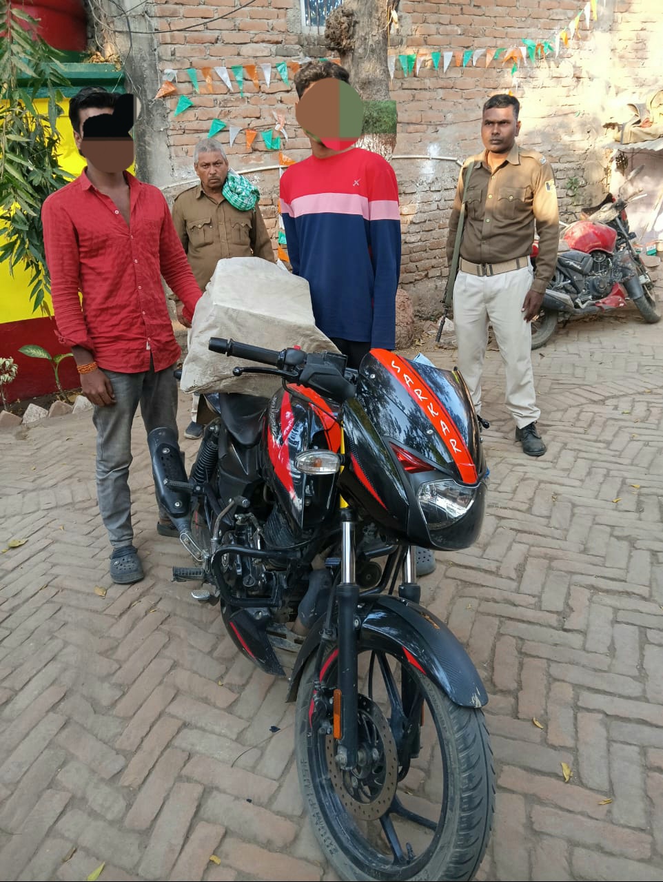 कृष्णगढ़ मे बाइक व विदेशी शराब के साथ दो तस्कर गिरफ्तार जेल।